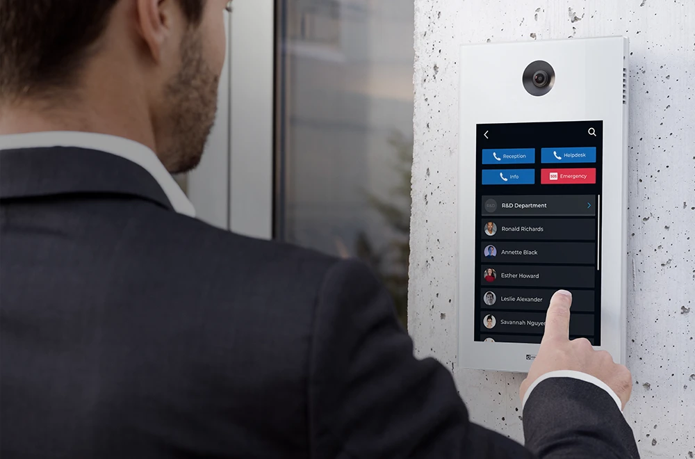 Poste d'interphonie de porte avec écran tactile pour l'extérieur